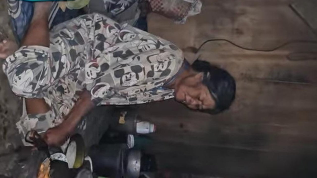 Di Balik Gerumbul Domba: Kisah Hidup Seorang Nenek Buruh Penggembala